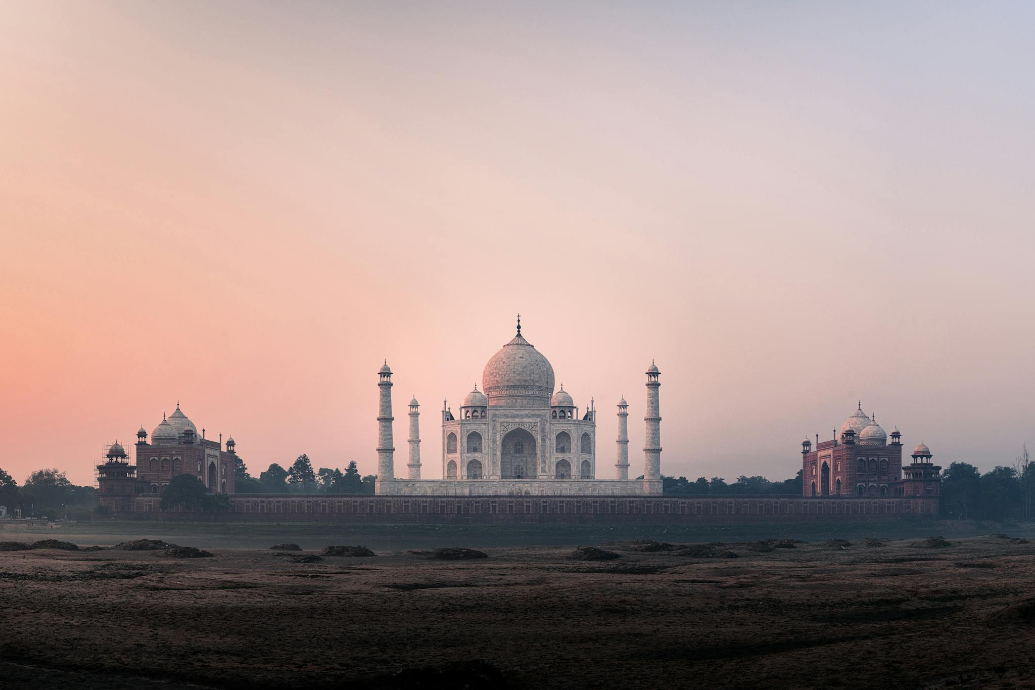 Stunning sunrise view of the Taj Mahal in Agra, India, capturing its iconic beauty.